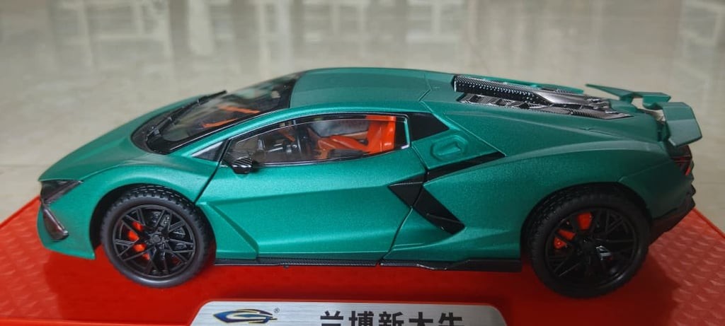 Diecast Lamborghini Sports Car Model-AM01998GT Stunning green collectible with scissor doors